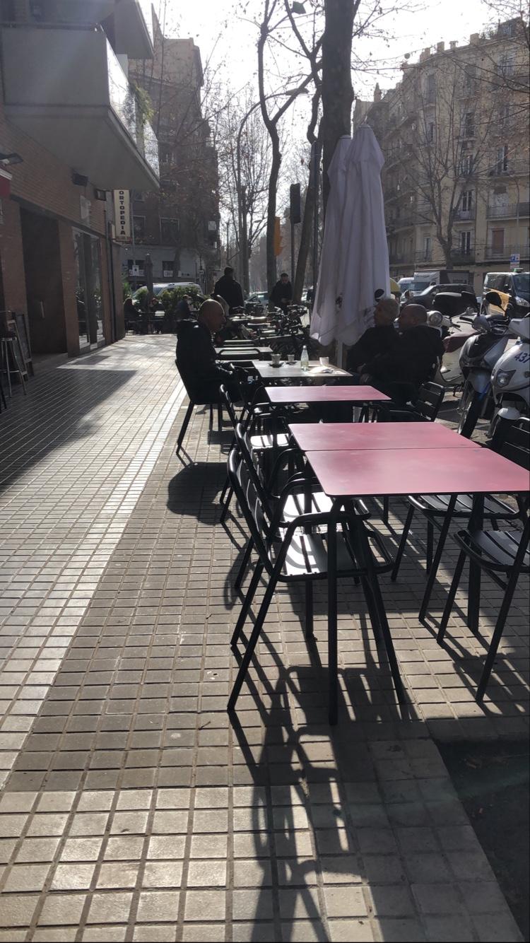 Bar de tapas en Poblenou (Barcelona) con terraza
