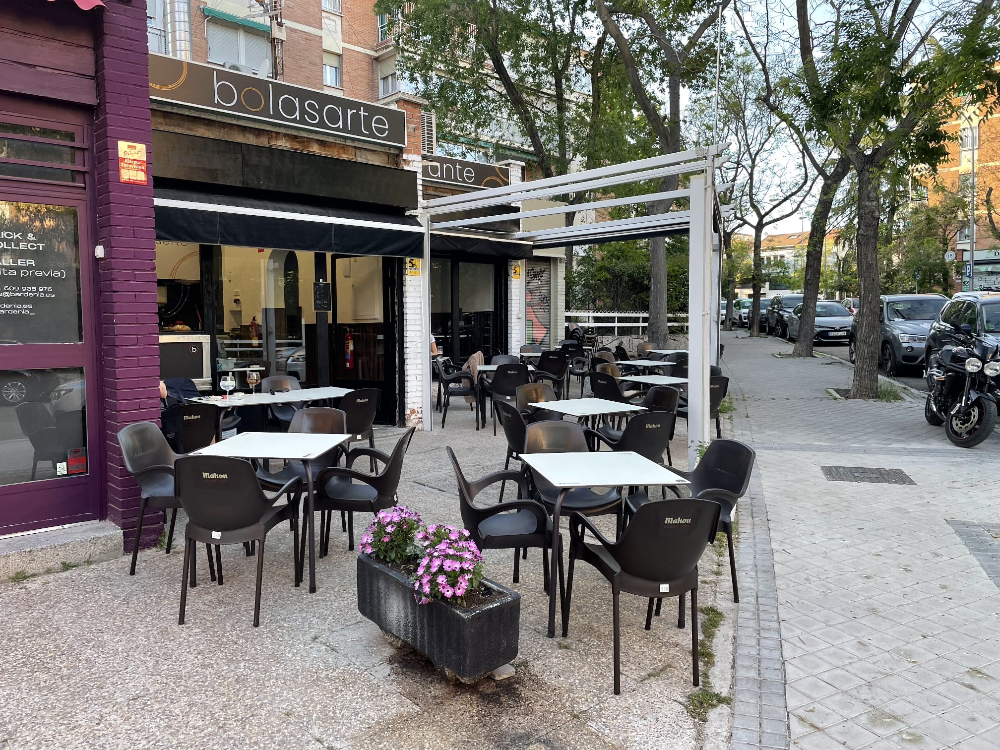 Bar restaurante con terraza en la zona Avenida de Ramón y Cajal (Madrid)