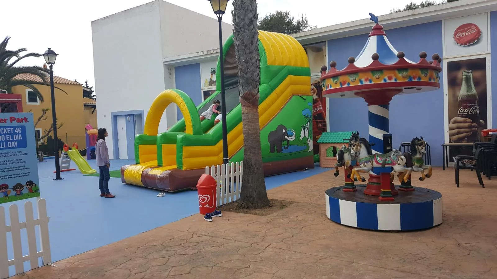 Restaurante-cafetería & Parque Infantil en Son Xoriguer (Menorca)