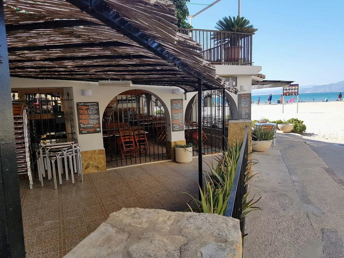 Venta Restaurante + Vivienda anexa en primera línea de playa en Faro de Cullera (Valencia)
