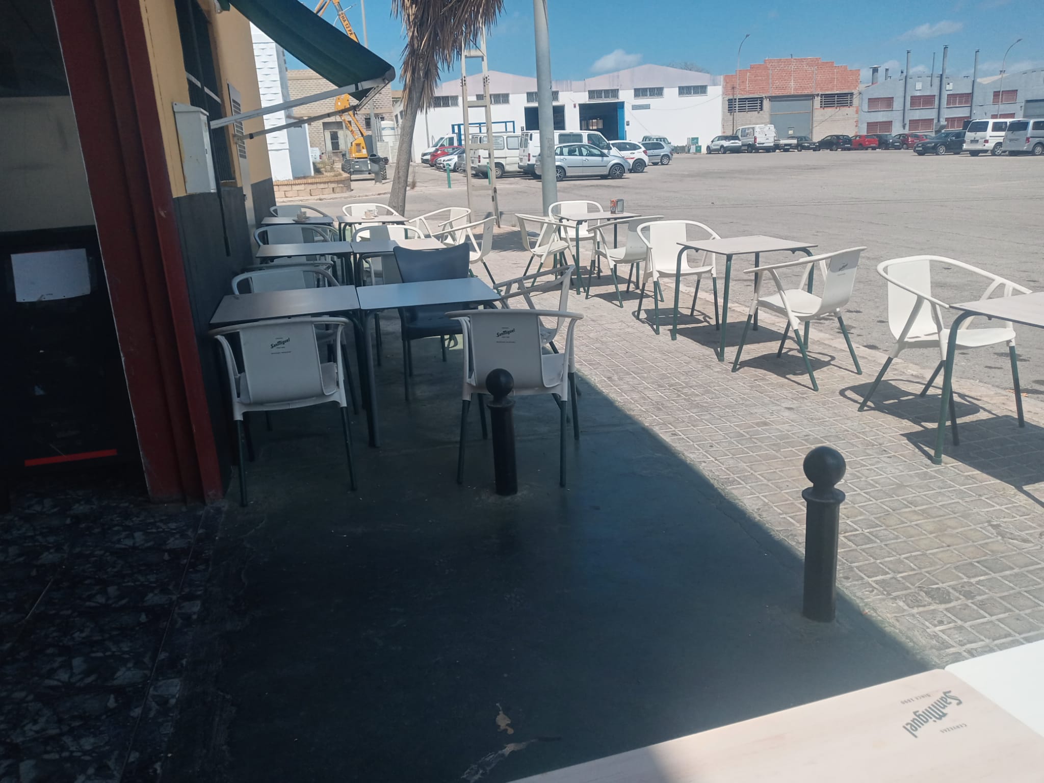 Traspaso restaurante con terraza en polígono en Paterna (Valencia)