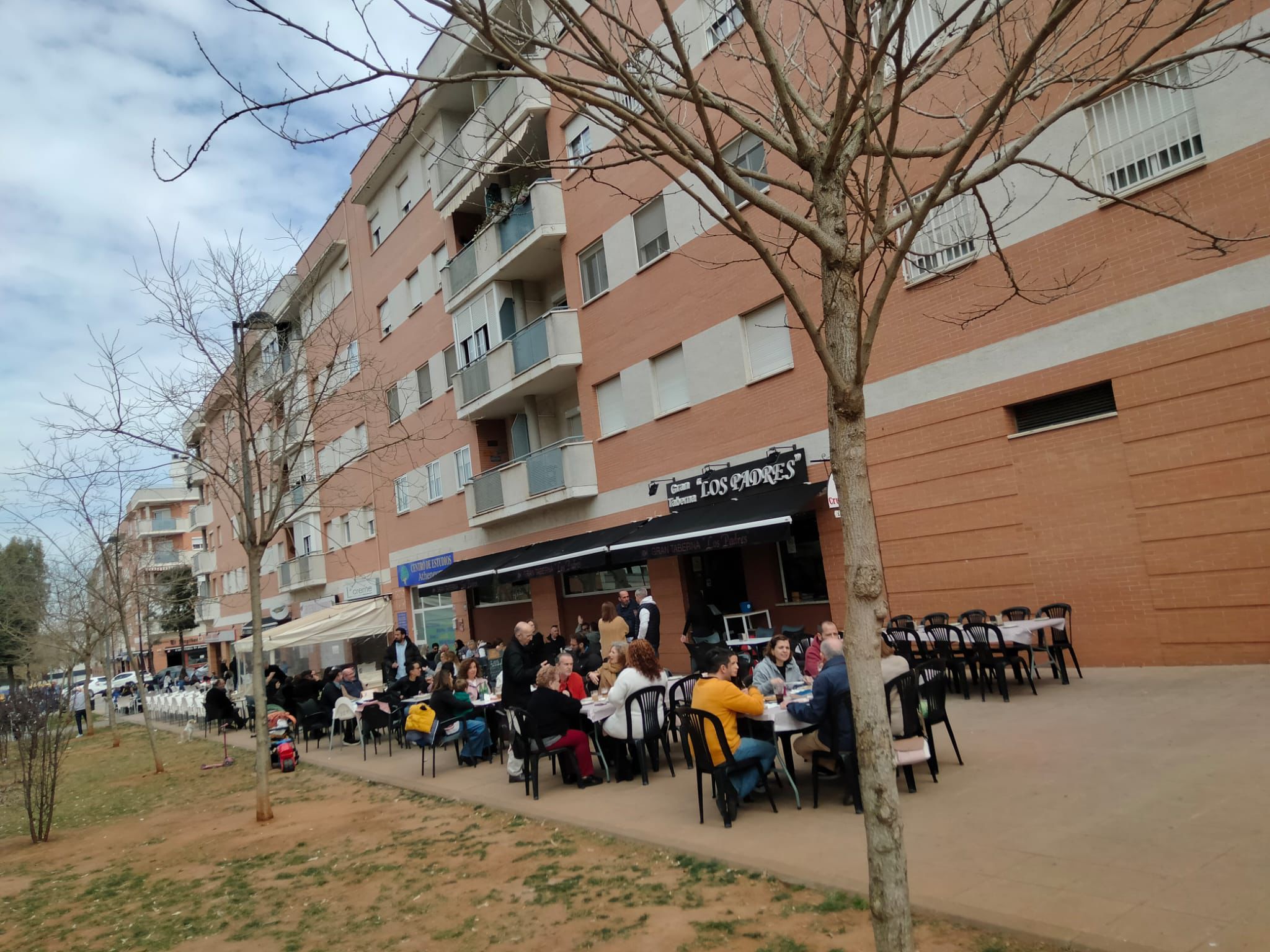 Traspaso de Restaurante de comida casera con terraza en Montequinto (Sevilla)