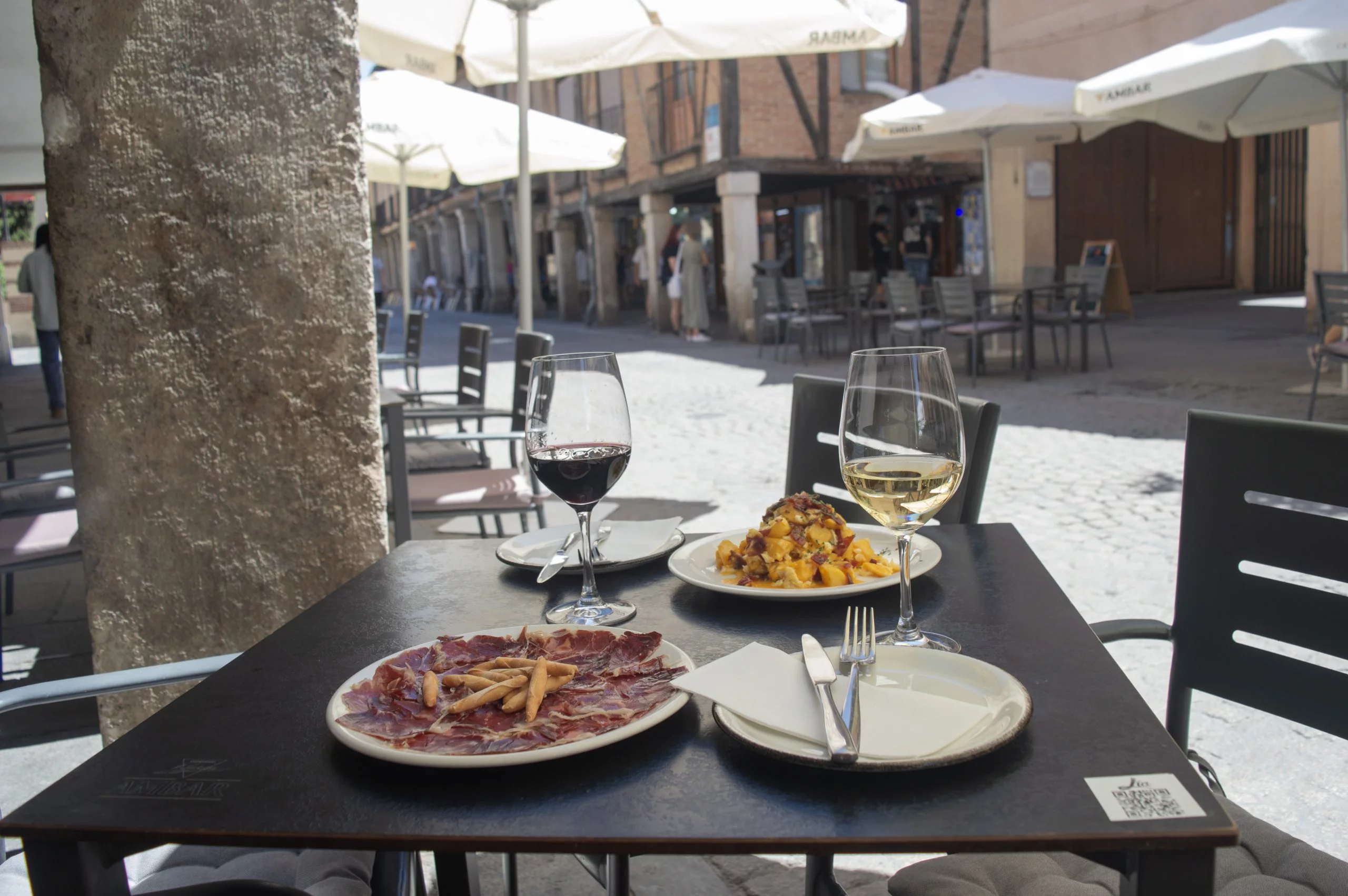 Restaurante reformado con terraza, en el casco histórico de Alcalá de Henares