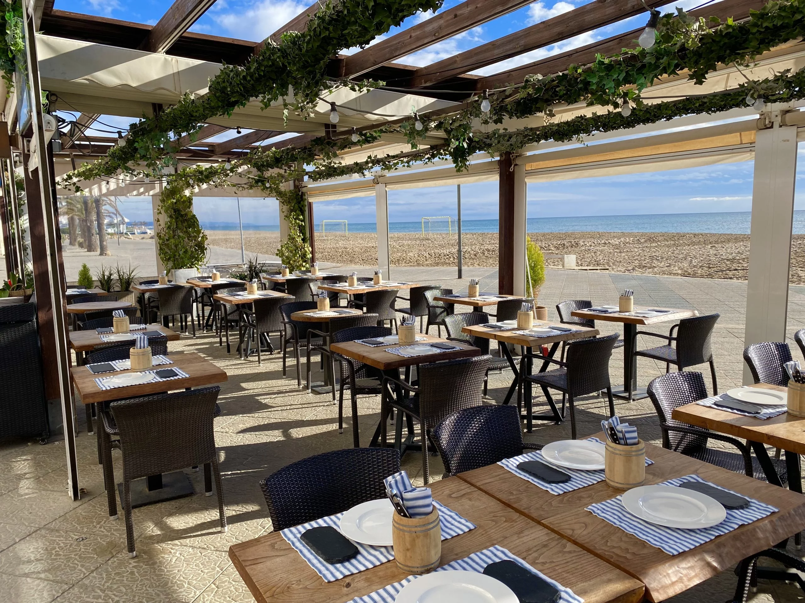 Restaurante en Torredembarra con terraza en primera linea del mar
