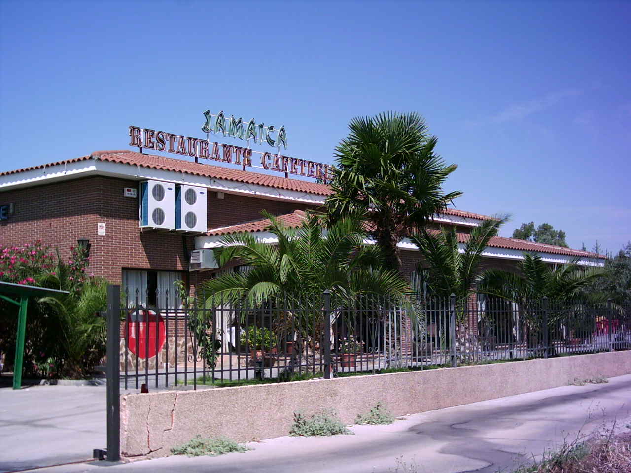 Restaurante ,Terraza Jardin en parcela de 3000 metros (500 metros restaurante,1000 parking,500 terraza y resto jardines y barbacoa