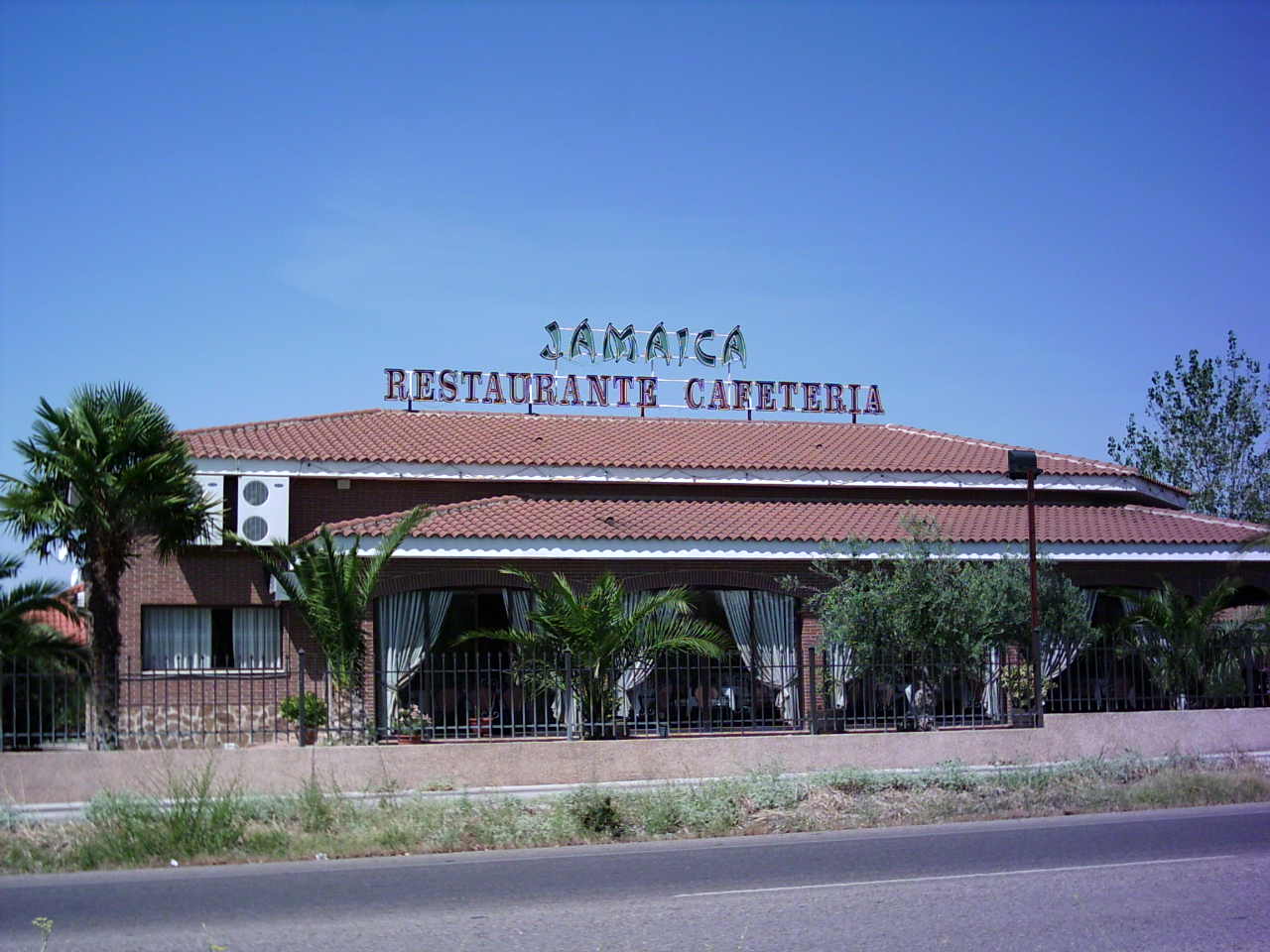 Restaurante ,Terraza Jardin en parcela de 3000 metros (500 metros restaurante,1000 parking,500 terraza y resto jardines y barbacoa