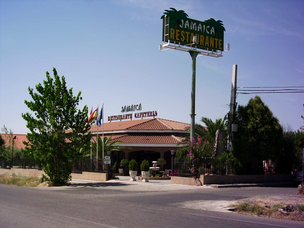 Restaurante ,Terraza Jardin en parcela de 3000 metros (500 metros restaurante,1000 parking,500 terraza y resto jardines y barbacoa