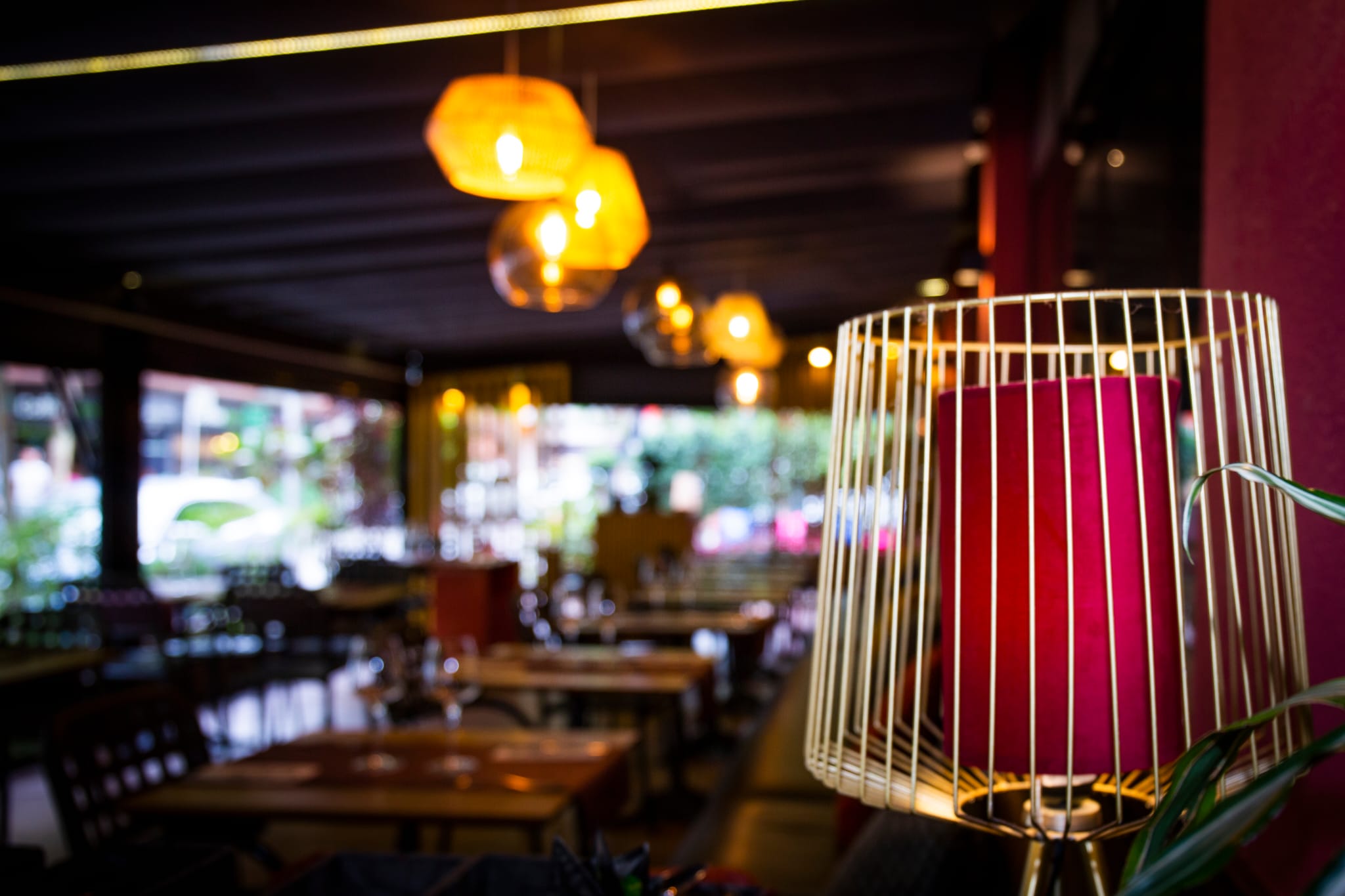 Restaurante gourmet con ubicación privilegiada, decoración elegante y entorno lujoso e íntimo.