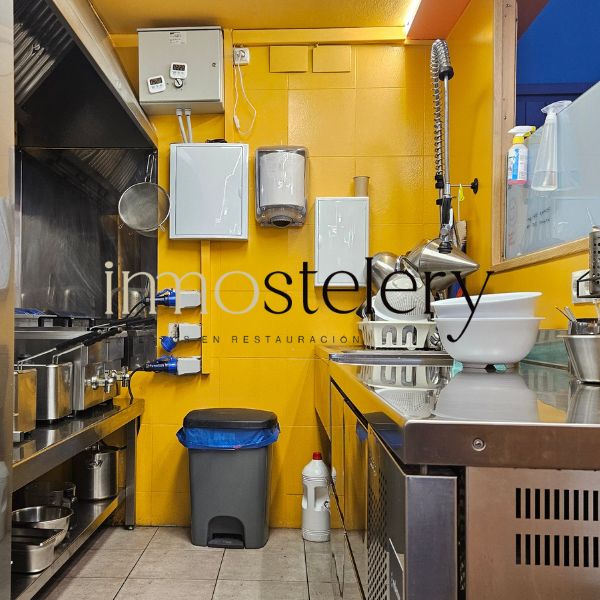 BAR CON LICENCIA C3 EN TRASPASO EN LA BARCELONETA, BCN