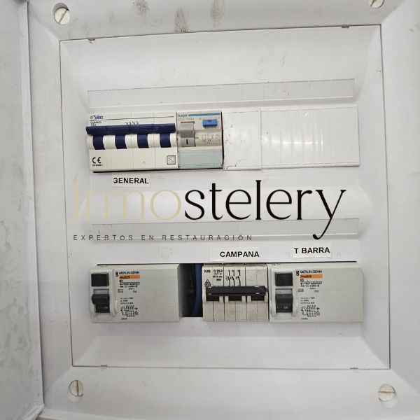 BAR CON LICENCIA C3 EN TRASPASO EN LA BARCELONETA, BCN