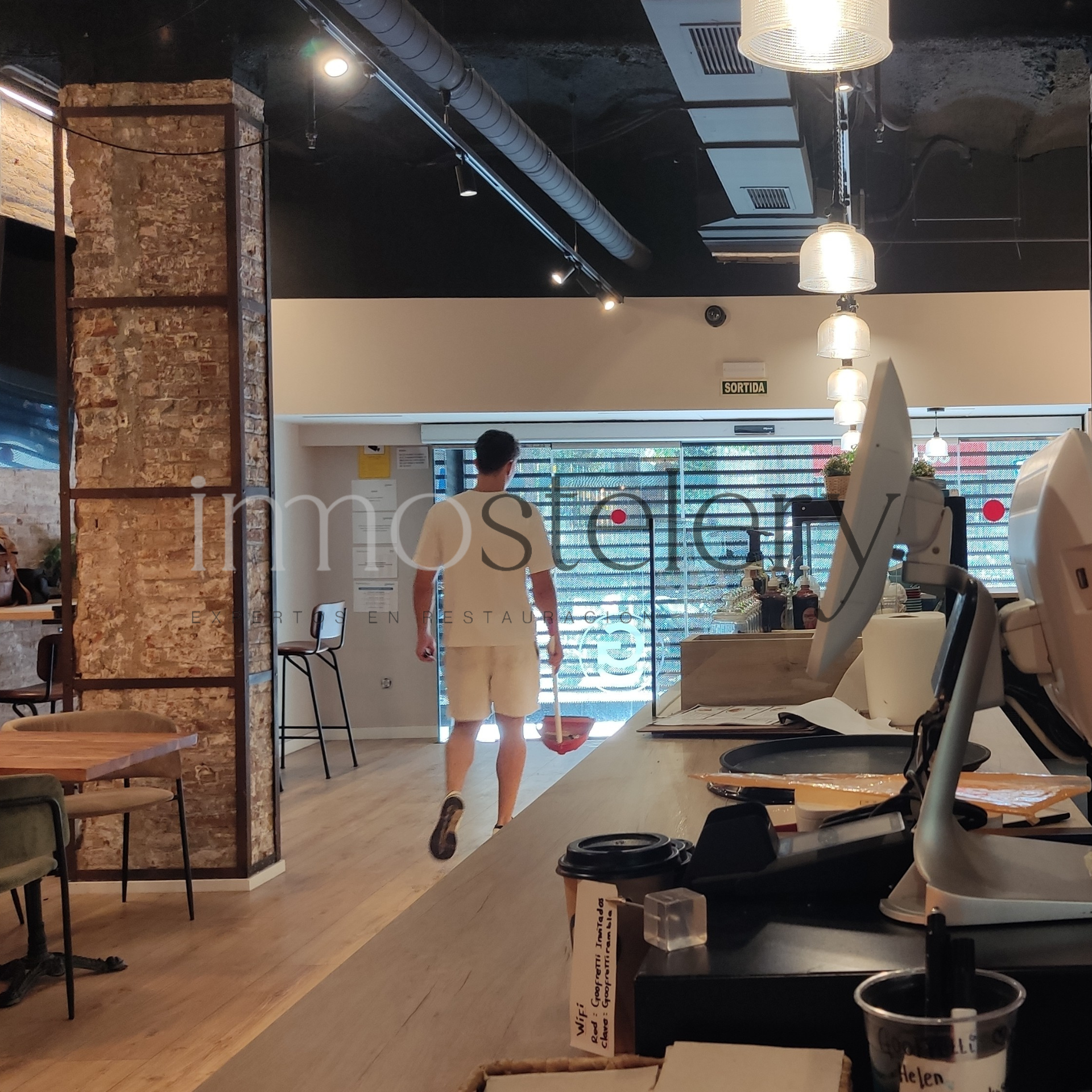 Traspaso con licencia C3 mixta en la vía más comercial de BCN